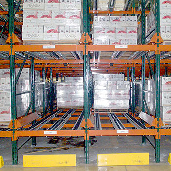 Pallets moving in a flow racking system