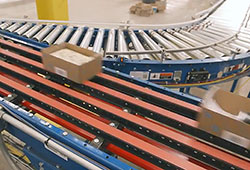 Narrow belt conveyor sorting multiple boxes