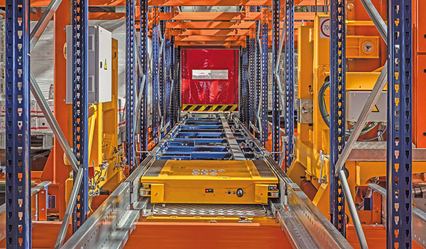 Automated pallet shuttle system in a warehouse
