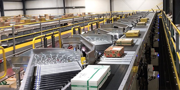 Large sorting conveyor system with many packages on it