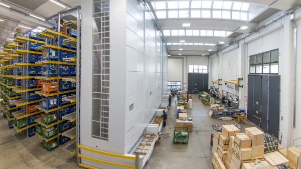 Smart warehouse with multiple vertical lift modules