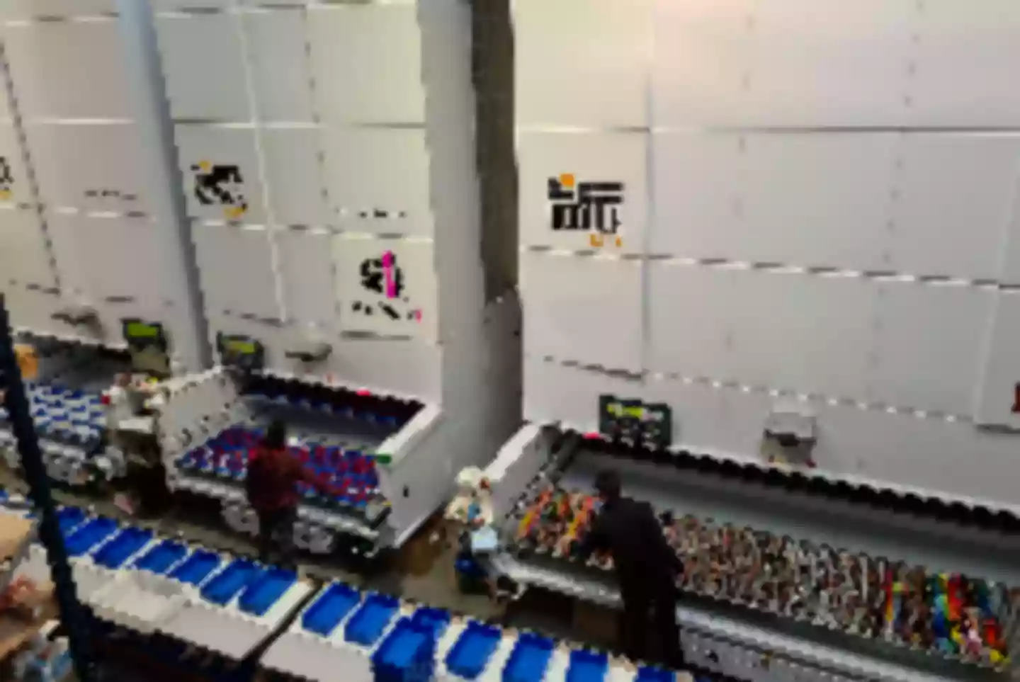 Modula VLM systems with two operators picking from trays