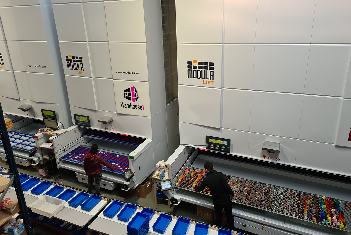 Modula VLM systems with two operators picking from trays