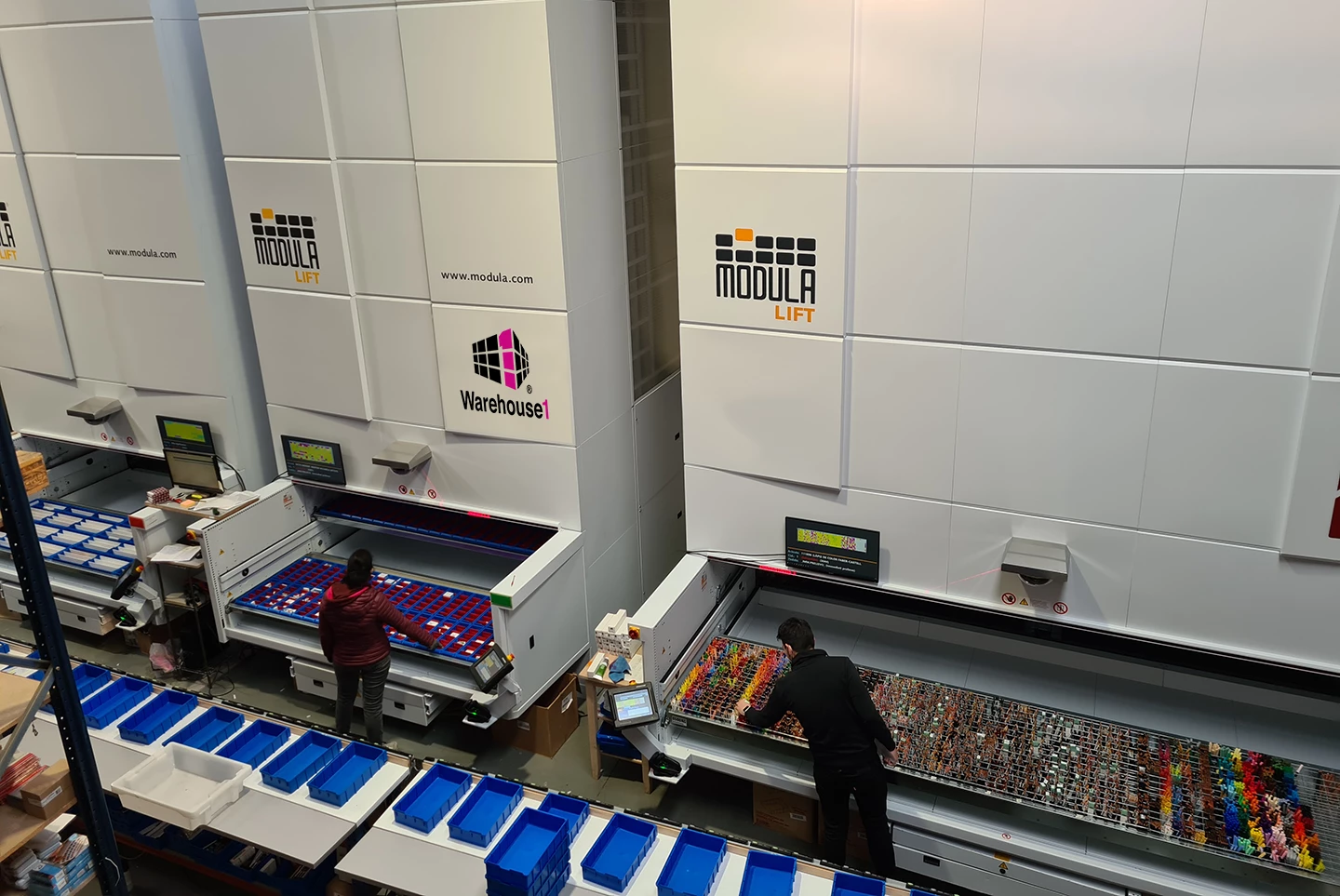 Modula VLM systems with two operators picking from trays