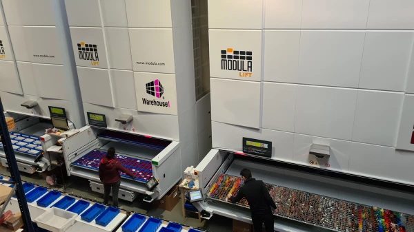 Modula VLM systems with two operators picking from trays