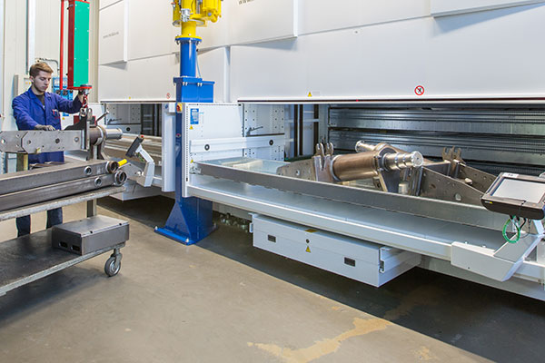 VLM operator uses a robotic arm to pick heavy components