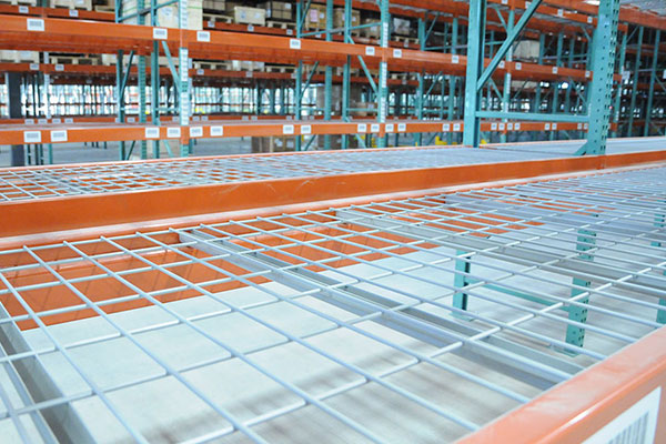 Wire decking inside of a selective pallet rack system